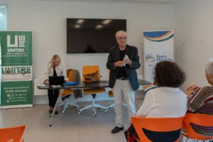 Un intervento durante l'Open Day di Unitre Macerata in Banca Macerata, martedì 29 settembre 2026, con i roll-up di Unitre e di Banca Macerata