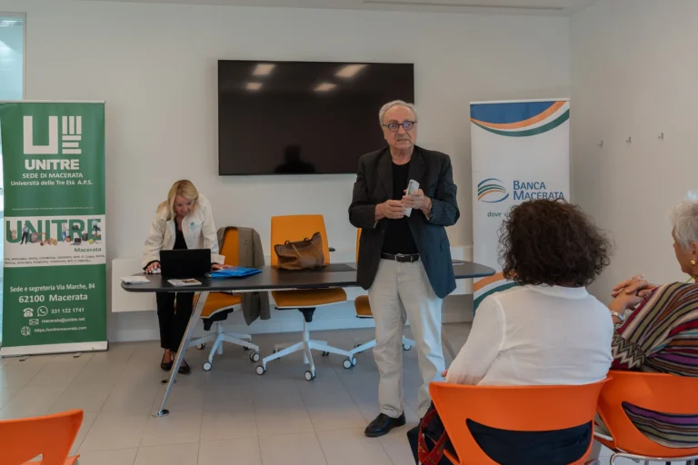 Un intervento durante l'Open Day di Unitre Macerata in Banca Macerata, martedì 29 settembre 2026, con i roll-up di Unitre e di Banca Macerata