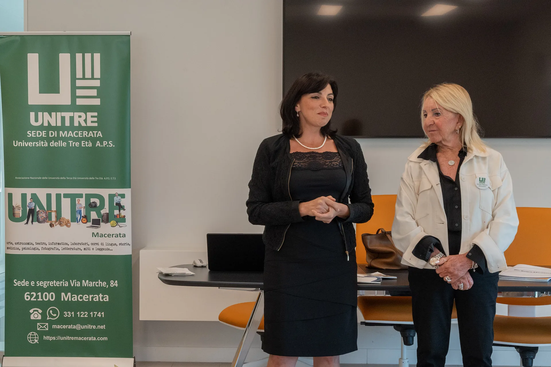 Stefania Carluccio e la Presidente Gloria Pierucci accanto al roll-up Unitre