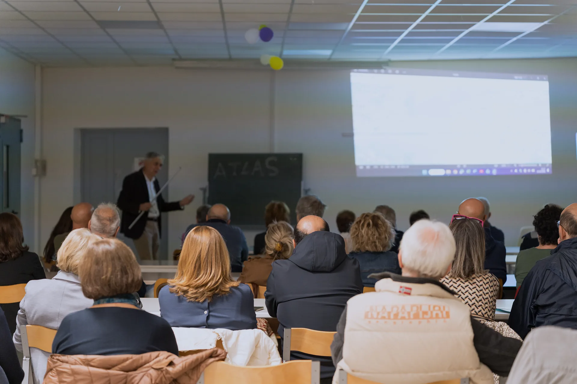 Il docente di Geopolitica davanti alla carta proiettata, lezione di Unitre Macerata del 13 ottobre 2026