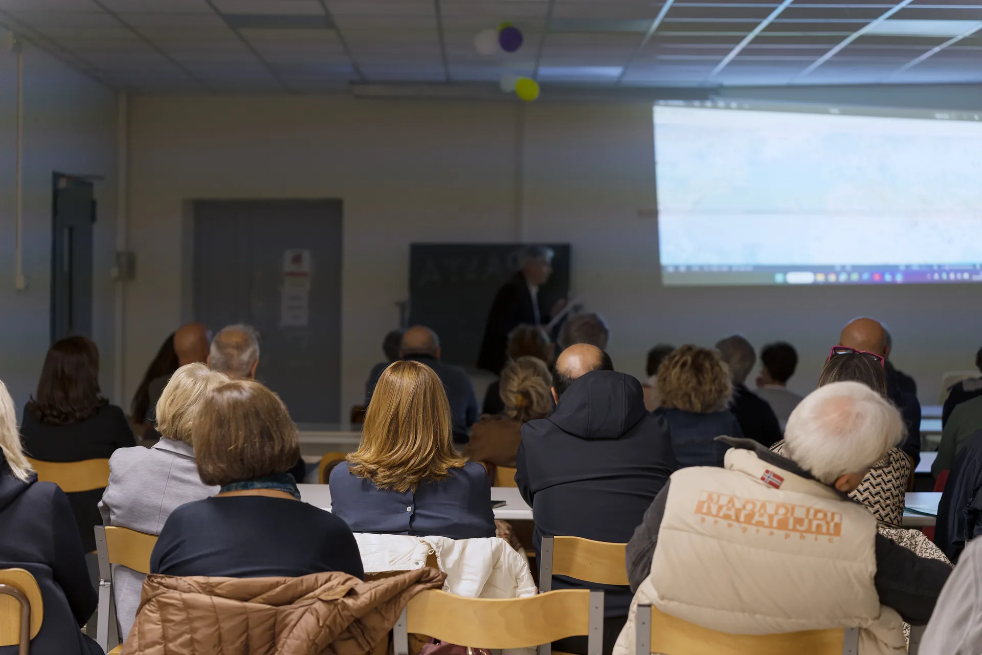 La lezione di Geopolitica con le luci abbassate per la proiezione